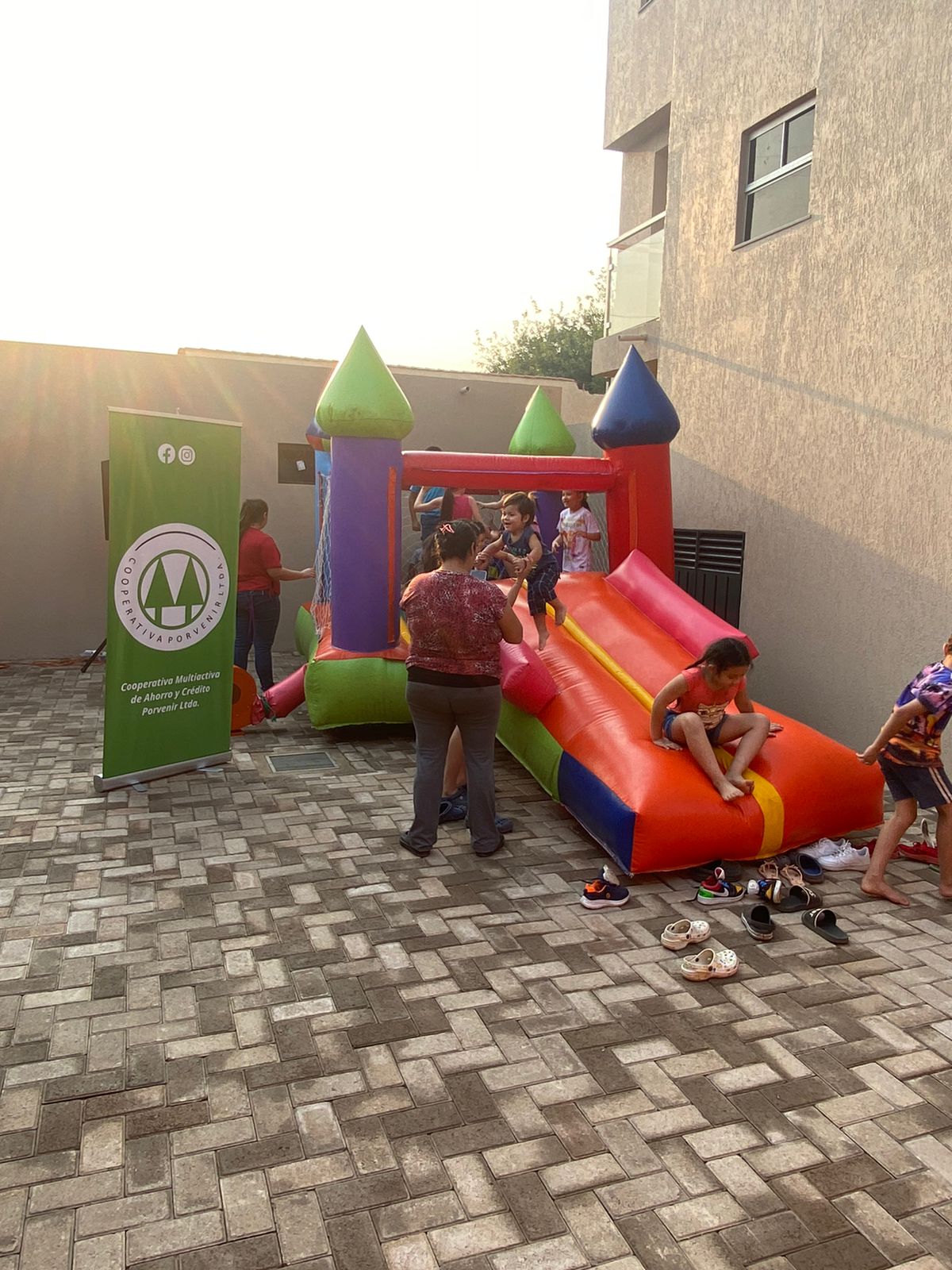 Niños jugando en un castillo inflable durante la celebración del Día del Niño de la Cooperativa Porvenir.